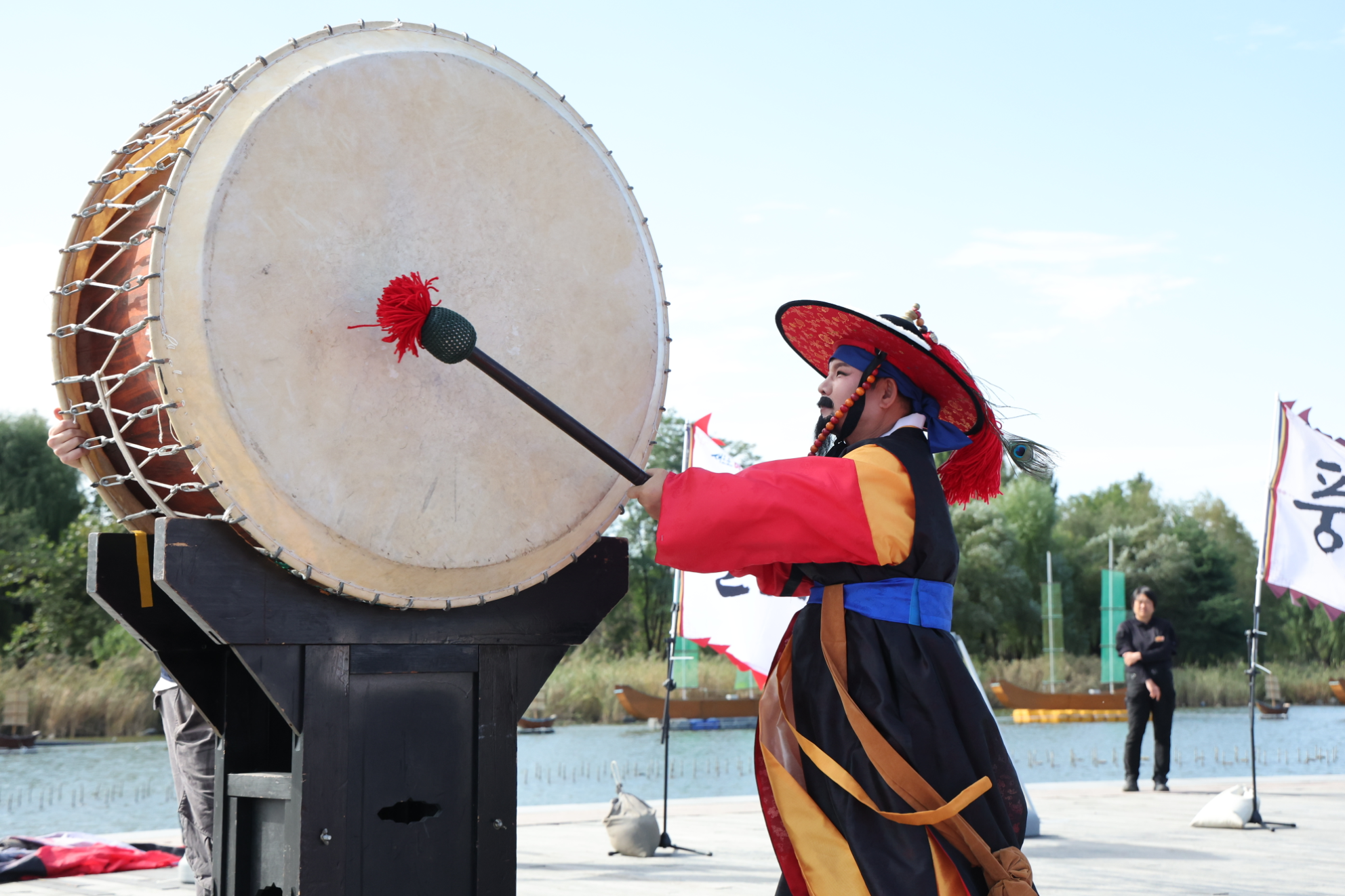 박강수 마포구청장이 마포나루 새우젓축제에서 사또 분장으로 개막을 알리는 모습./사진제공=마포구