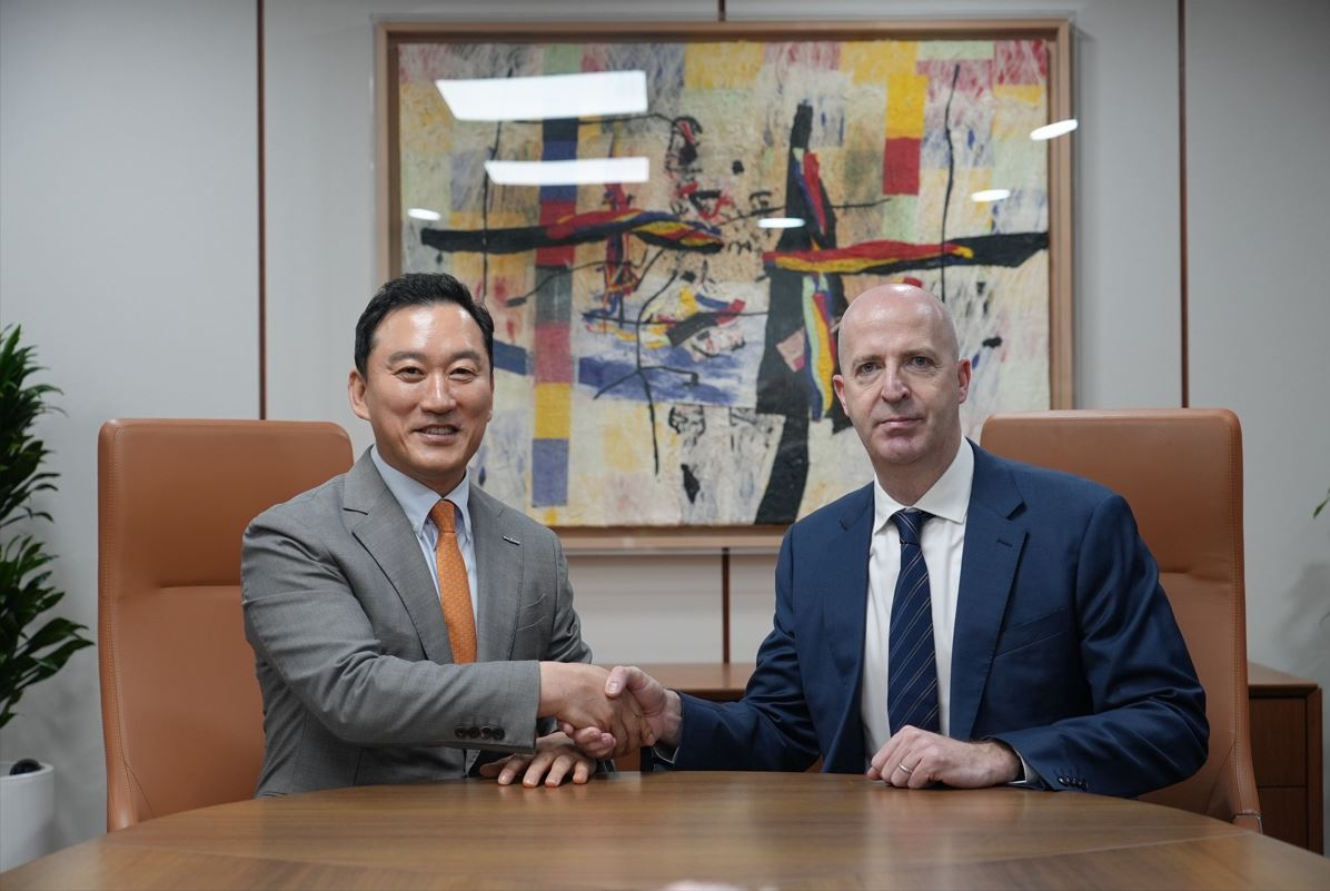 김성환 한국투자증권 사장(왼쪽)과 댄 왓킨스(Dan Watkins) JP모간 아시아태평양 CEO가 16일 서울 여의도 한국투자증권 본사에서 만나 전략적 비즈니스 협력방안을 논의한 뒤 기념촬영을 하고 있다. / 사진제공= 한국투자증권(2025.10.16)