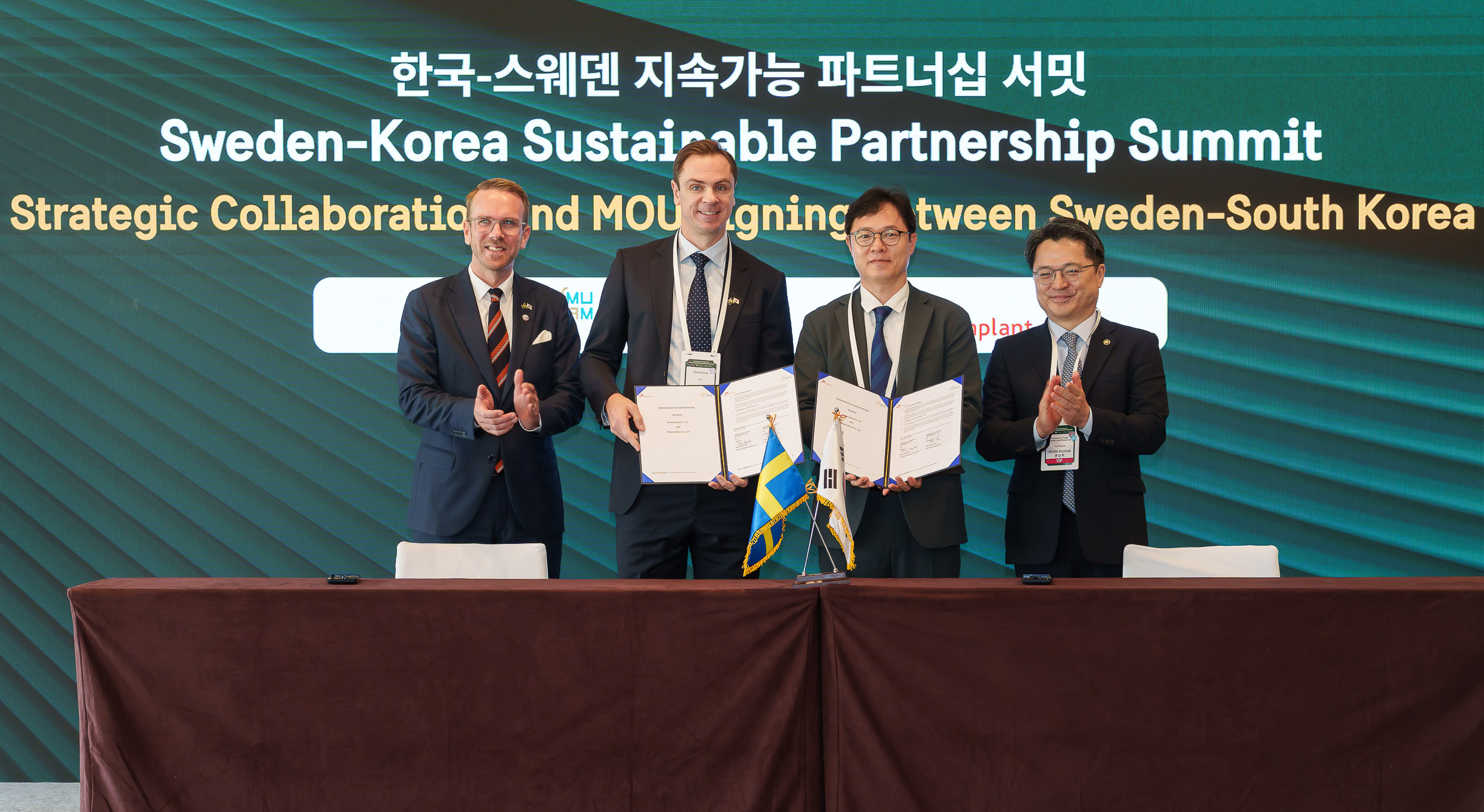 SK오션플랜트-문무바람, 부유식 해상풍력 파트너십 구축 MOU 체결 기념촬영. /사진제공=SK오션플랜트