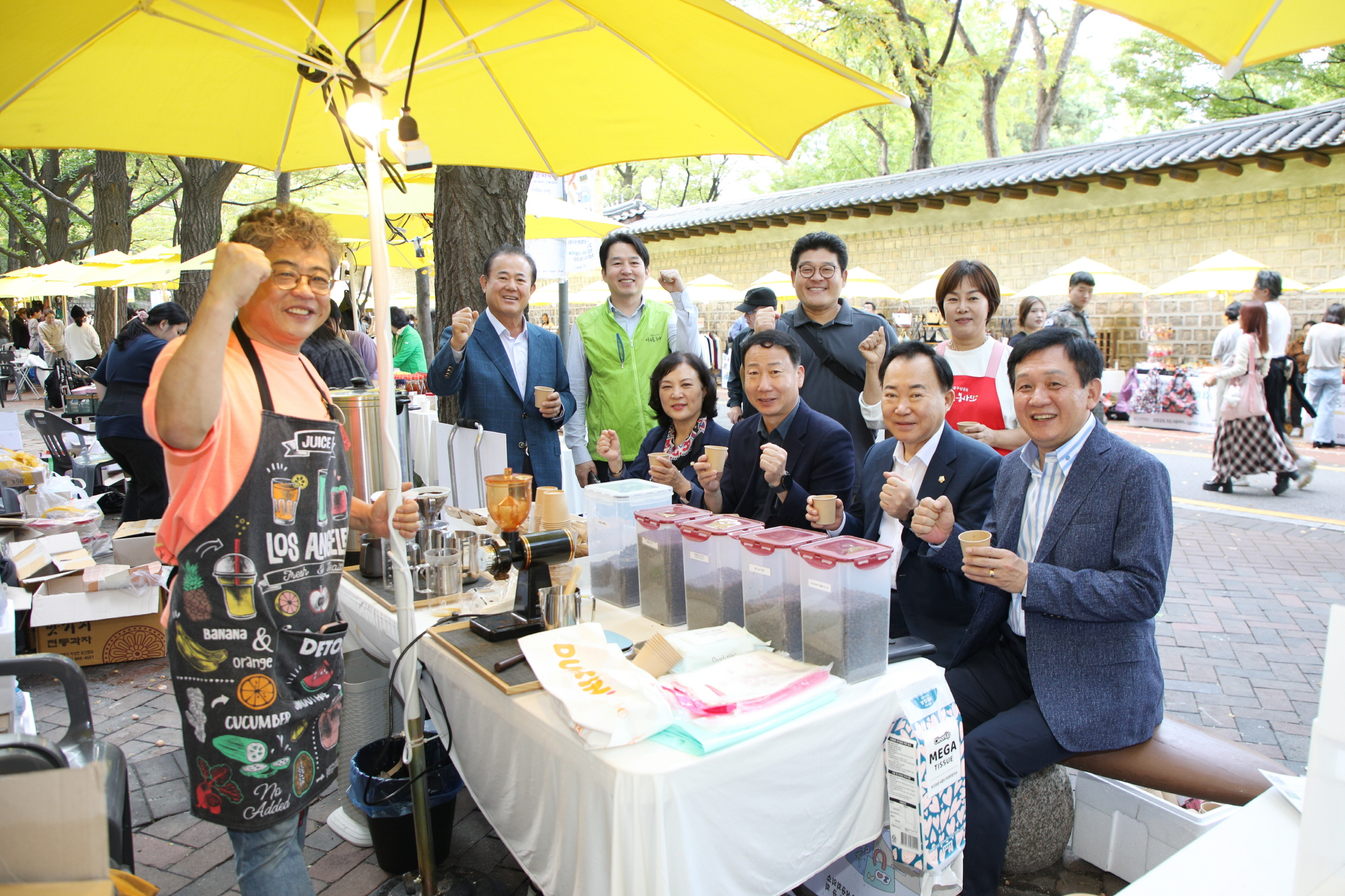 윤판오 중구의회 의장을 비롯해 조미정 의회운영위원장, 송재천 복지건설위원장, 소재권 의원이 ‘중소상공인 행복나눔 판매전’에서 소상공인들과 소통하고 기념촬영을 하는 모습./사진제공=중구의회