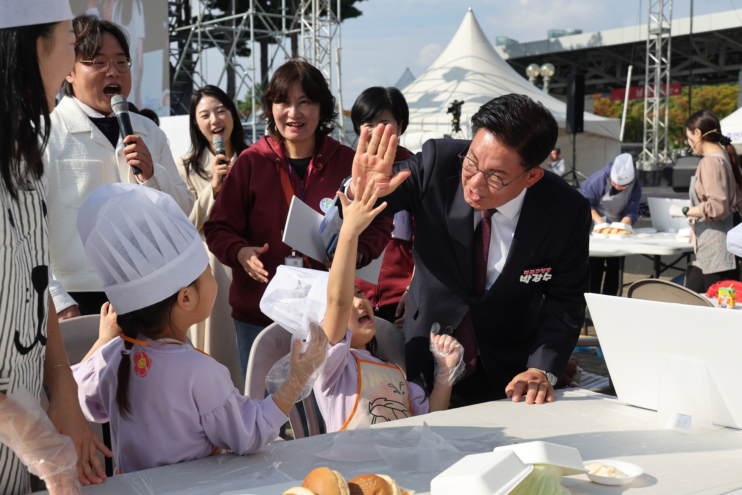 박강수 마포구청장이 마포나루 새우젓 축제 중 엄빠랑 요리하새우 프로그램에 참여한 어린이들과 소통하는 모습./사진제공=마포구