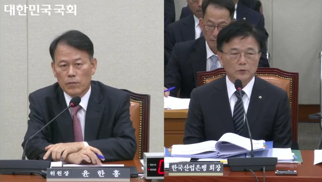20일 진행된 국회 정무위원회 국정감사에서 윤한홍 국회 정무위원장(왼쪽)의 질문에 박상진 한국산업은행 회장(오른쪽)이 답하고 있다. / 사진=국회 의사중계시스템 갈무리