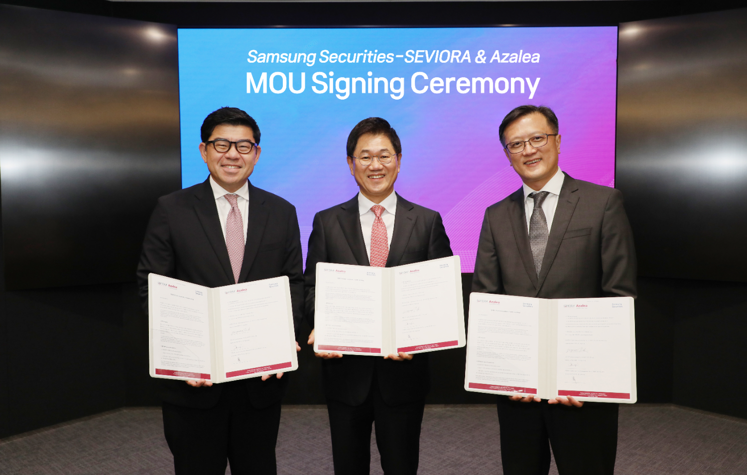 지난 17일 열린 협약식에서 가브리엘 림(Gabriel Lim) 세비오라 대표(왼쪽), 박종문 삼성증권 사장(가운데), 아젤리아 자산운용의 CEO이자 CIO인 추엔야우(En Yaw Chue) 사장이 기념사진을 찍고 있다. / 사진제공= 삼성증권(2025.10.20)