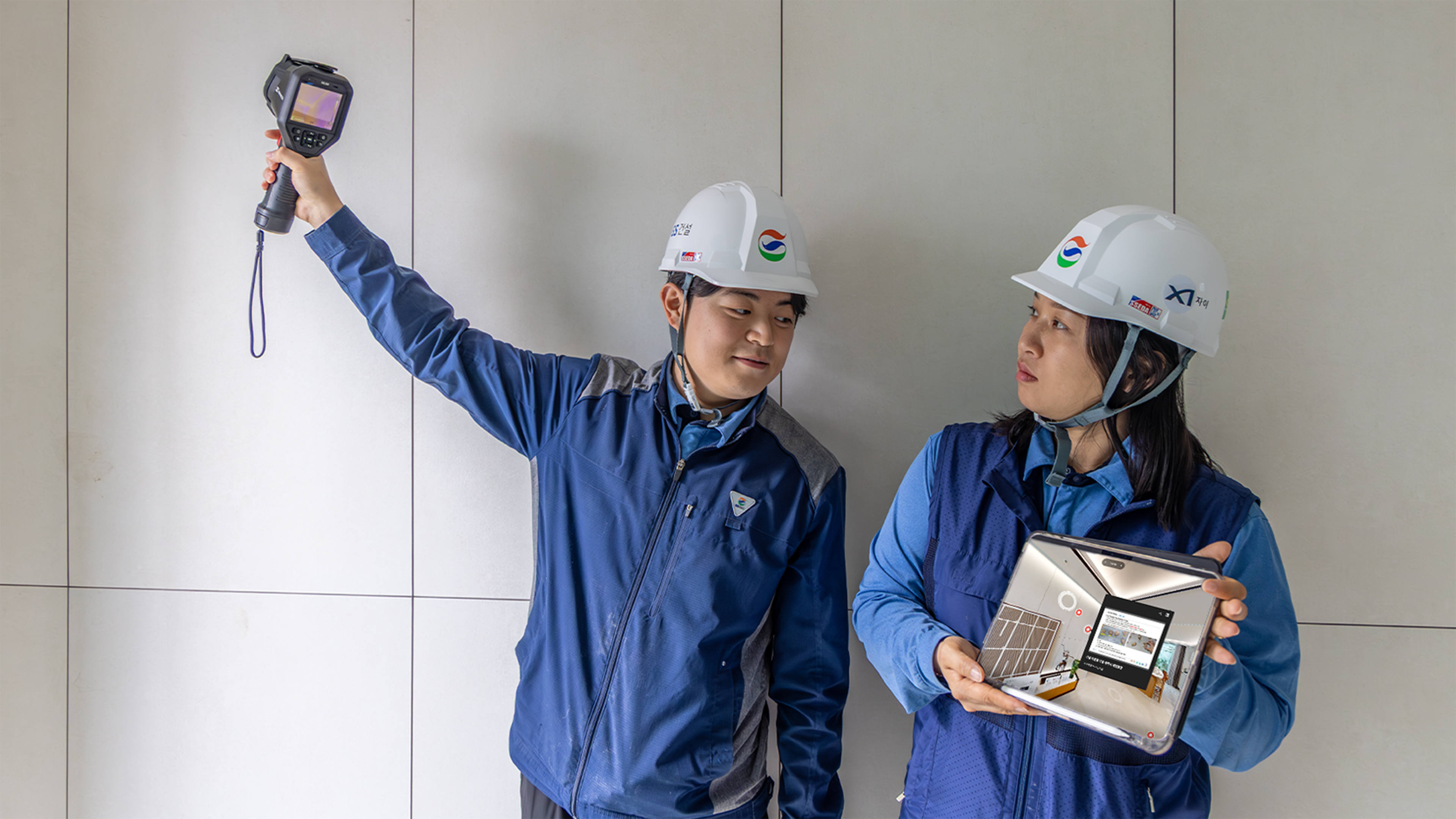 GS건설이 개발한 ‘하자 예방 플랫폼’을 활용해 시공중인 현장 직원에게 주요 하자 유형에 대해 설명하는 모습./사진제공=GS건설