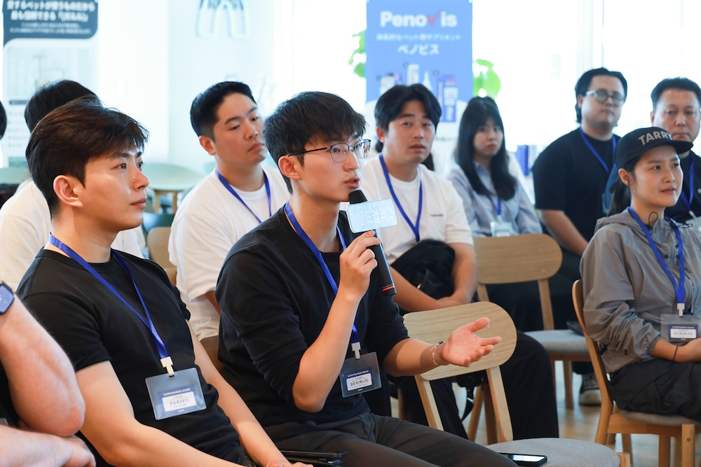 지난 18일 진행된 ‘라운드업리그’ 인사이트 트립에서 지압슬리퍼 브랜드 ‘밸롭’ 관계자가 일본 시장 진출 전략과 관련해 현지 전문가와 논의하고 있다. / 사진=네이버