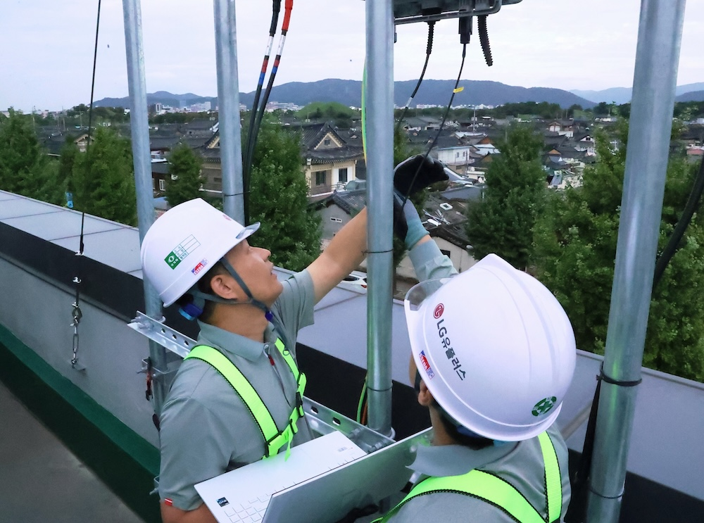 경주 황리단길 인근 통신 장비를 점검하는 LG유플러스 직원 모습. / 사진=LG유플러스