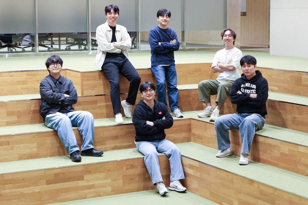 LG유플러스는 자체 개발한 생성형 인공지능(AI) 기술 ‘익시젠(ixi-GEN)’ 관련 논문이 세계 최고 수준의 자연어처리(NLP) 학회인 ‘EMNLP 2025’에 채택됐다고 23일 밝혔다. 사진은 이번 논문 집필에 참여한 LG유플러스 구성원들. / 사진=LG유플러스