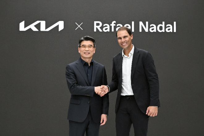 기아 송호성 사장(왼쪽)과 라파엘 나달이 파트너십 연장 조인식에서 기념 사진을 촬영하고 있는 모습. / 사진=기아