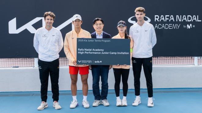 기아 주니어 테니스 프로그램에서 우수한 기량을 보여준 김시윤, 홍예리 선수와 기아 고객경험본부장 류창승 전무, 라파 나달 아카데미 소속 코치진이 기념 사진을 촬영하고 있는 모습. / 사진=기아