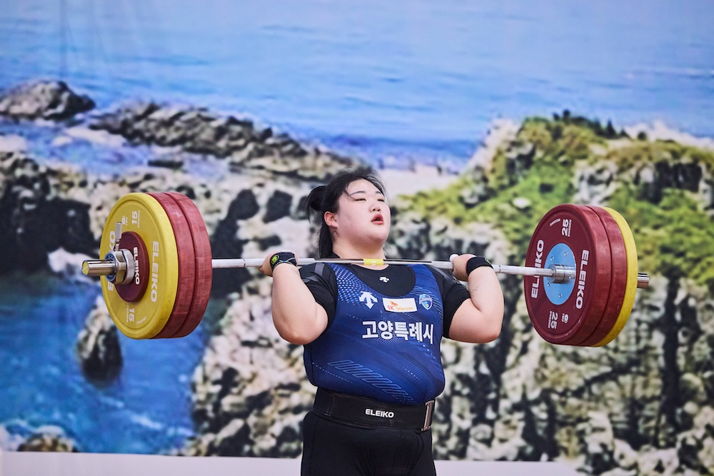 SK텔레콤은 자사가 후원하는 아마추어 스포츠 선수들이 제 106회 전국체육대회에서 값진 성과를 올렸다고 27일 밝혔다. 사진은 이번 대회에서 3관왕에 오른 역도 박혜정 선수가 바벨을 들어올리는 모습. / 사진=SKT