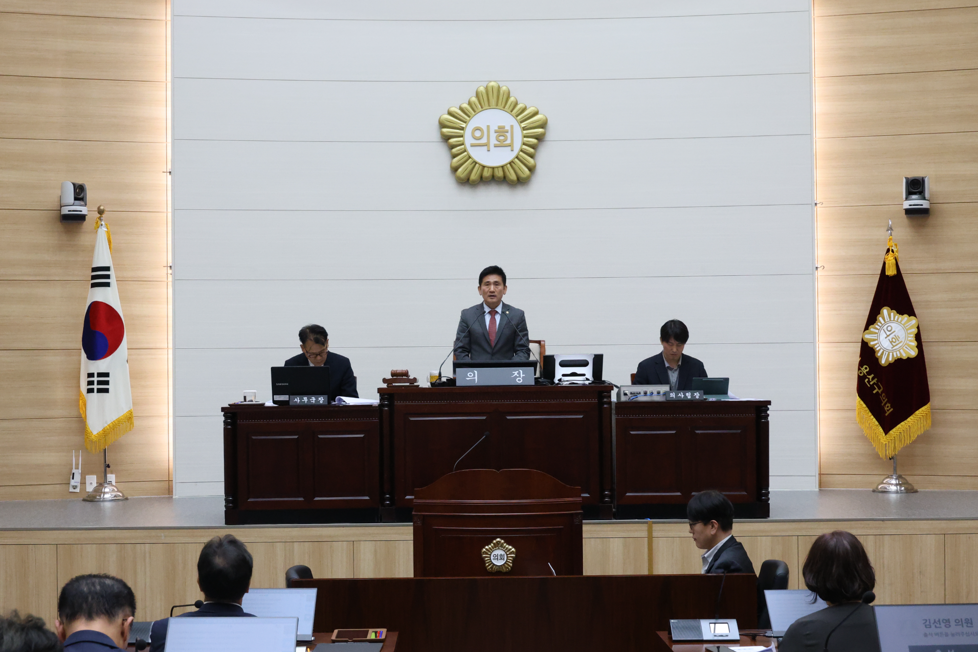 김성철 용산구의회 의장이 본회의를 주재하는 모습./사진제공=용산구의회