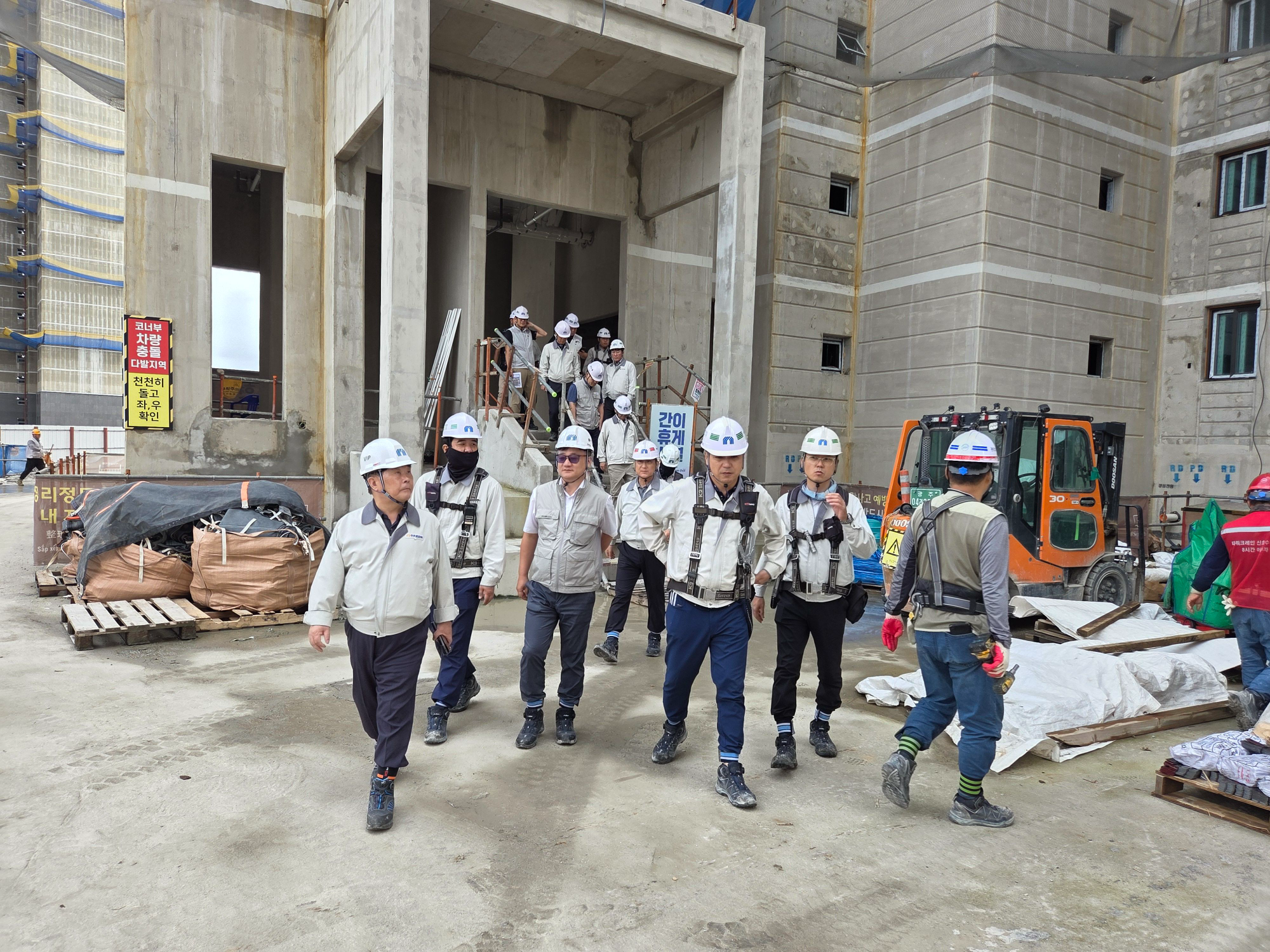 인천 검단지구 AB20-2블록 공사현장에서 안전·품질 합동점검을 진행하는 모습./사진제공=중흥그룹