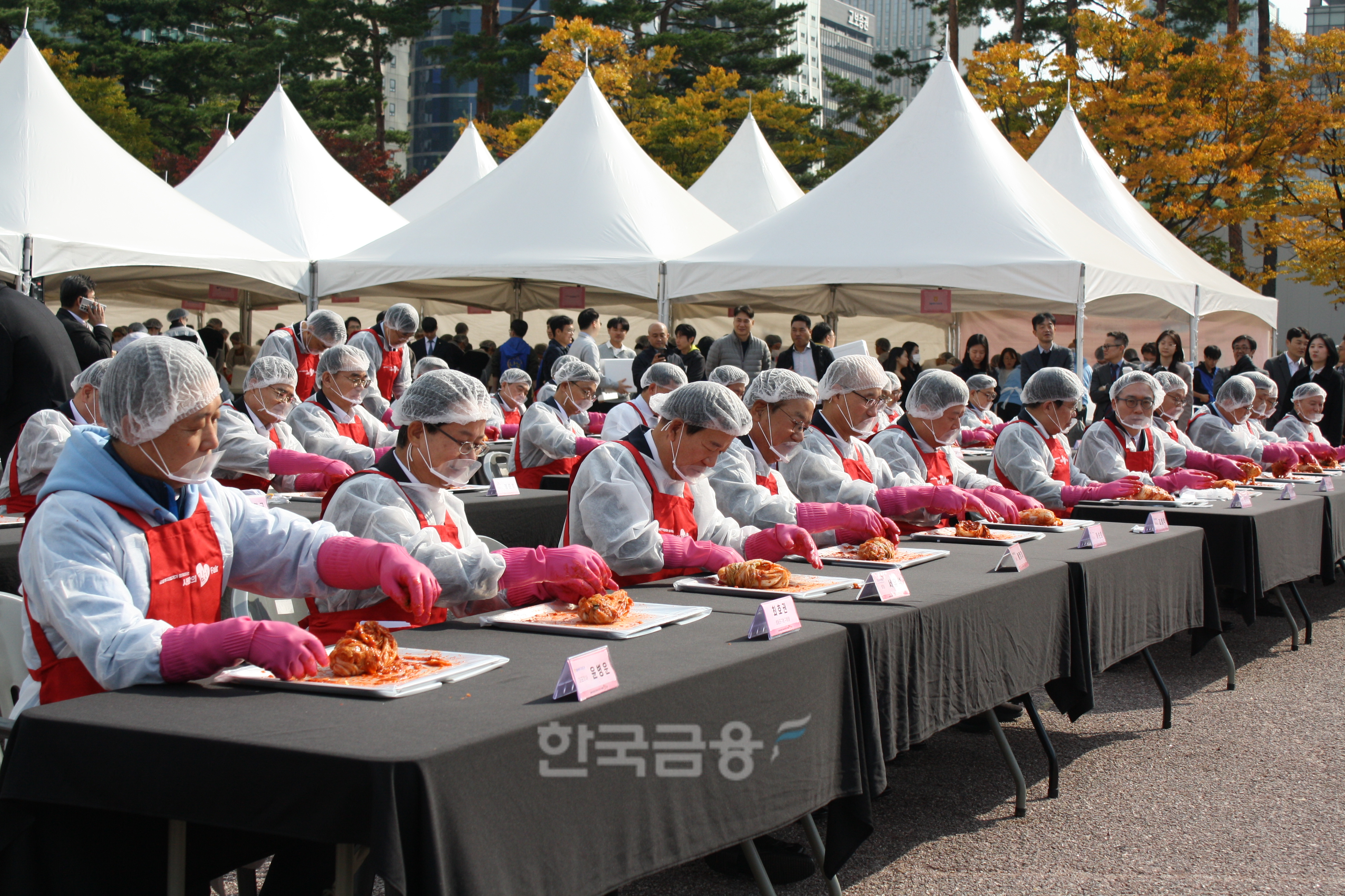 금융투자협회는 29일 여의도공원에서 금투업계 및 증권유관기관과 공동으로 제15회 '사랑의 김치 페어'를 개최했다. 금투업계 CEO들이 김치를 담그고 있다. / 사진= 한국금융신문(2025.10.29)