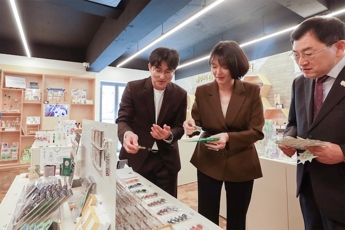 ‘비로컬위크’ 캠페인 현장을 방문해 로컬 사업자와 함께 상품을 둘러보는 최수연 네이버 대표(가운데). / 사진=네이버