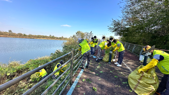KGM 임직원들이 평택 내리문화동원 일대 환경 정화작업을 진행하고 있다. / 사진=KGM