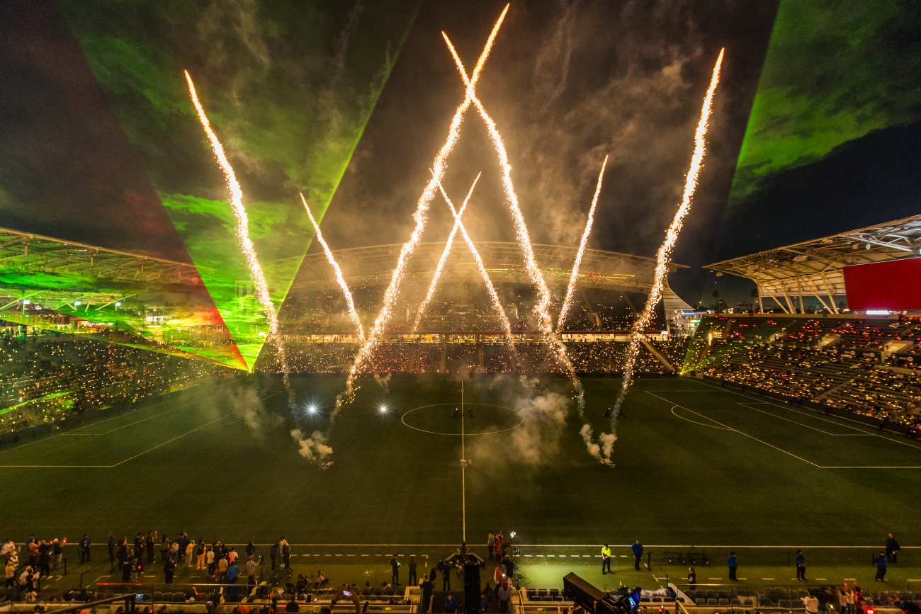 하이브와 LAFC가 10월 29일(현지 시간) 로스앤젤레스 BMO 스타디움에서 K-팝 라이트쇼를 펼치고 있다. /사진제공=하이브