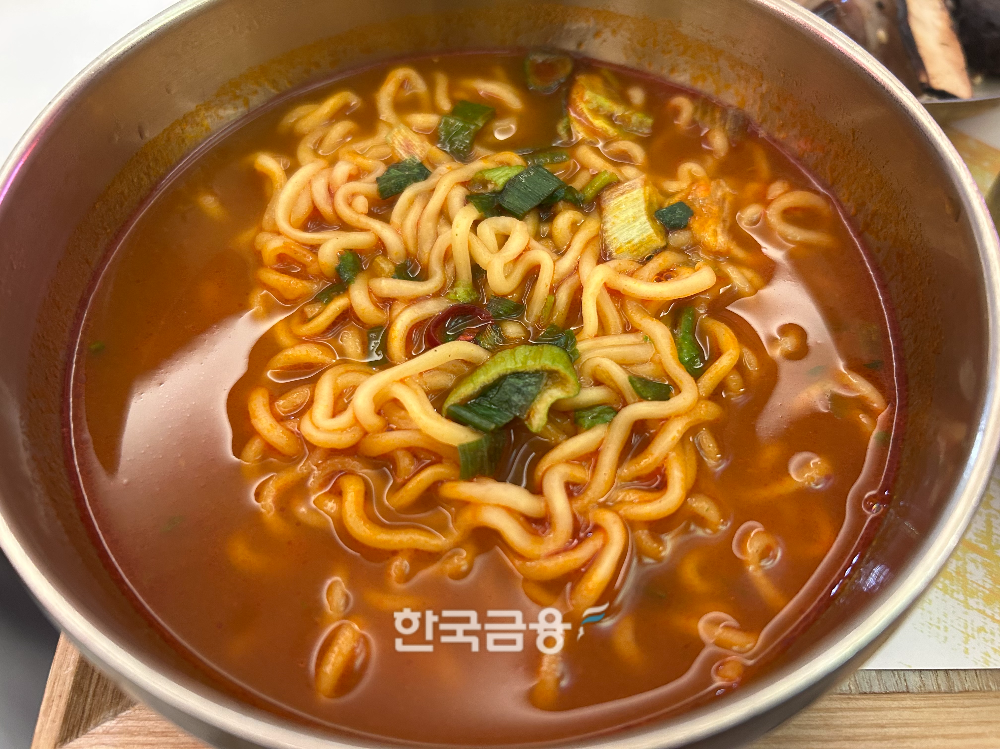 삼양1963 라면. 깊은 국물맛과 동결건조된 후레이크, 고소한 면발과 매운 맛이 특징이다. /사진=박슬기 기자