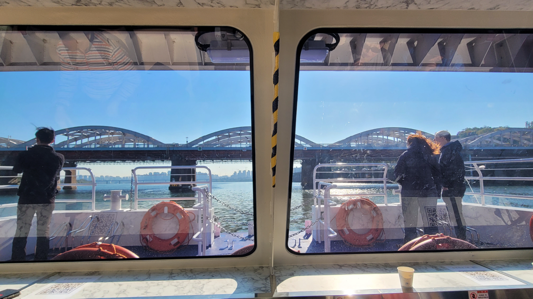 외국인 관광객이 선박 위에서 소통하는 모습./사진=주현태 기자