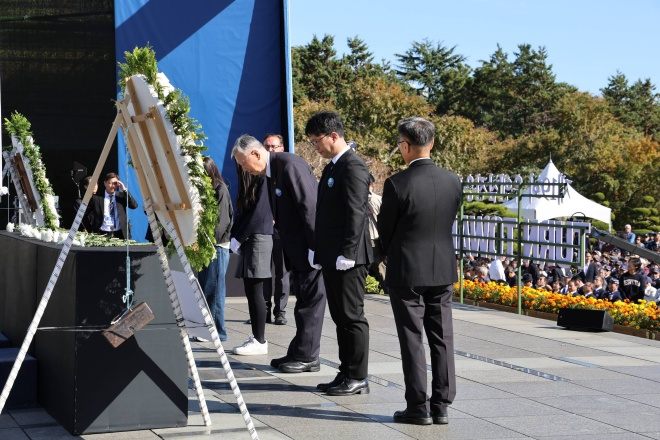 이중근 회장(사진 오른쪽에서 세 번째)을 비롯한 국민대표 4인이 유엔 참전용사들의 숭고한 헌신과 희생을 추모했다./자료제공=부영그룹