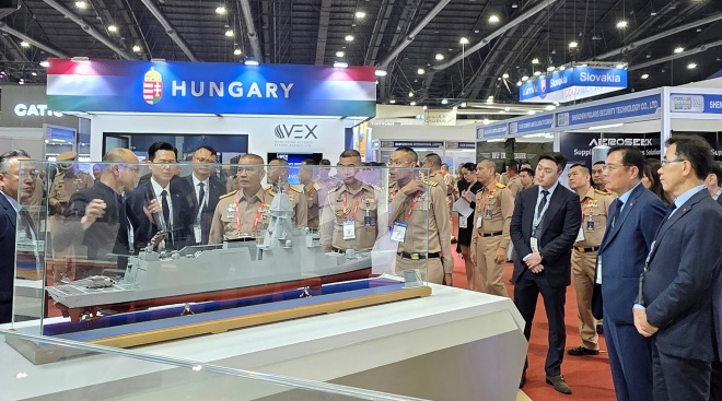 11월 10~13일 태국 방콕 임팩트(IMPACT) 전시장에서 열린 방산 및 보안 전시회 ‘DEFENSE & SECURITY 2025’에 참가한 SK오션플랜트 관계자들이 부스를 찾은 태국 해군(Commander in Chief) 일행과 이야기를 나누고 있다./자료제공=SK오션플랜트