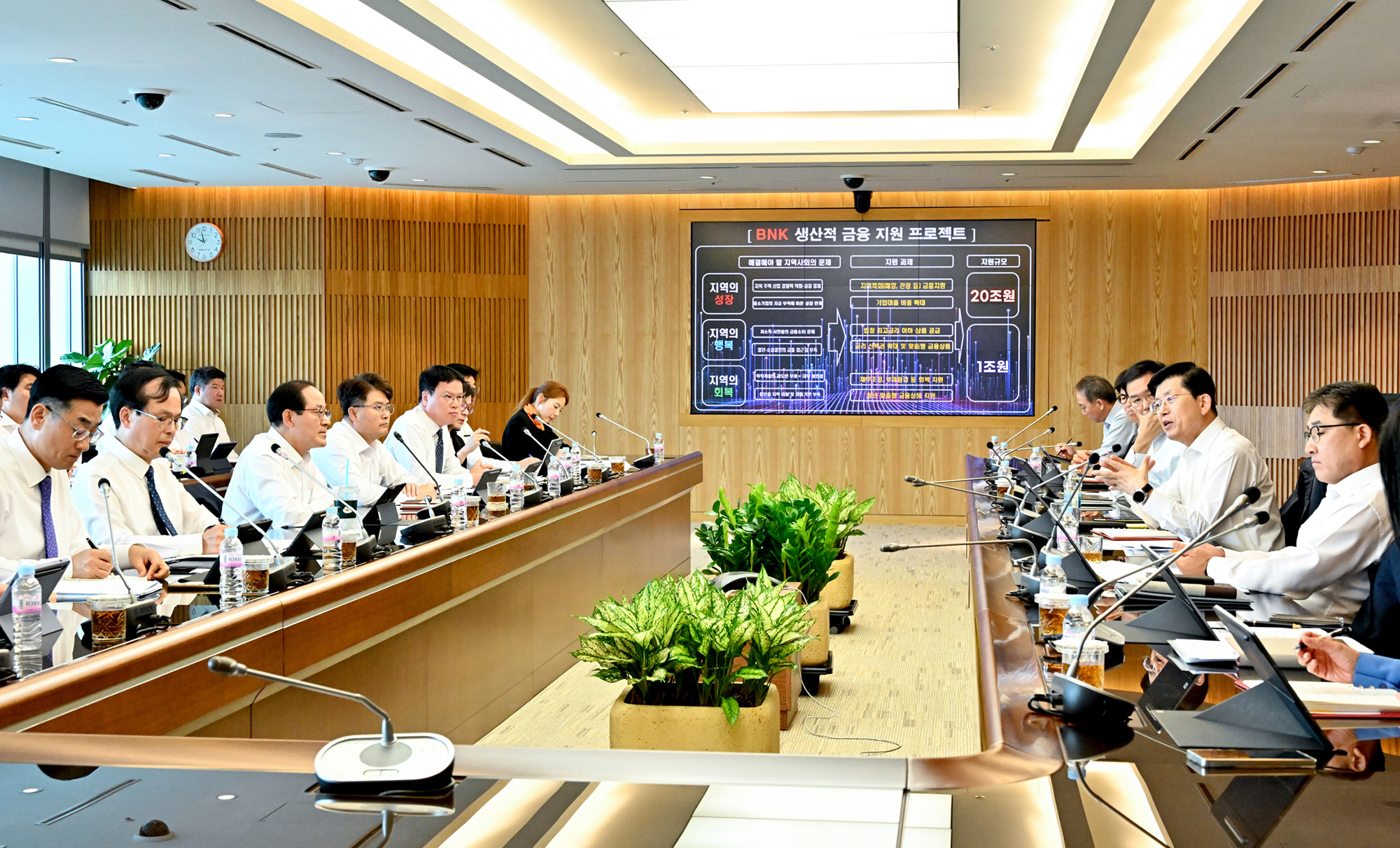 지난달 개최된 BNK금융의 생산적금융 지원 프로젝트에서 빈대인 회장과 계열사 사장단들이 토의를 진행하고 있다. / 사진제공=BNK금융그룹
