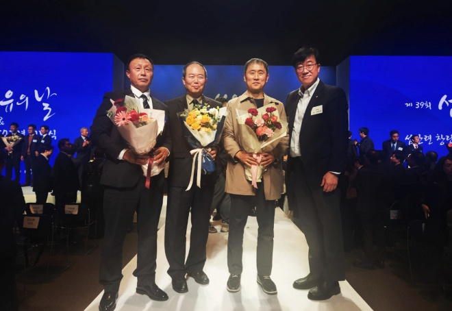 태광산업·대한화섬은 소속 임직원 5명이 ‘제39회 섬유의 날’ 기념식에서 산업통상자원부 장관 표창과 한국섬유산업연합회 회장상을 수상했다고 12일 밝혔다. 사진은 기념식에서 수상자 기념 촬영을 하는 모습( 사진 왼쪽부터 황오성·정일영·신승원 기장, 김대정 대한화섬 대표(태광산업 섬유사업본부장)./자료제공=태광산업