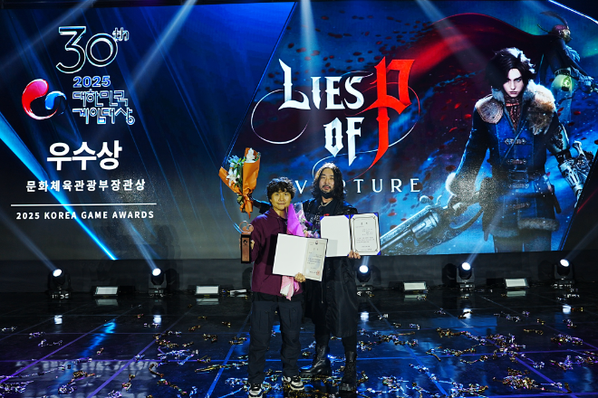 네오위즈 산하 라운드8 스튜디오의 최지원 디렉터(좌)와 차병준 아트실장(우)이 2025 대한민국게임대상에서 수상 기념 포즈를 취하고 있다. / 사진=네오위즈