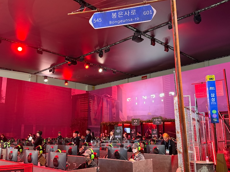 '신더시티' 시연 중인 사람들 모습. / 사진=정채윤 기자