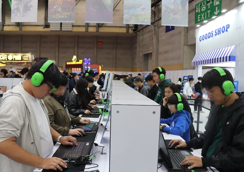 지스타 2025 그라비티 부스에서 관람객들이 타이틀을 시연 중인 모습. / 사진=그라비티