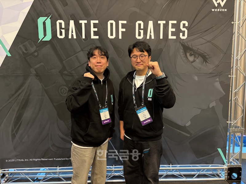 (왼쪽부터) 정명근 리트레일 아트디렉터와 박찬혁 기획팀장이 14일 지스타 2025 현장에서 진행된 간담회 이후 기념사진을 촬영하고 있다. / 사진=정채윤 기자