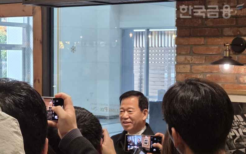 서유석 금융투자협회장이 17일 여의도 금투협 인근에서 출입기자단에게 연임 도전을 공식 선언했다. / 사진= 한국금융신문(2025.11.17)