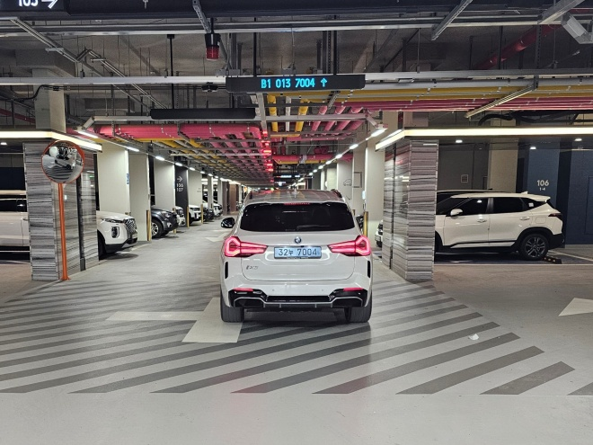 래미안 AI 주차장 경로 안내판./자료제공=삼성물산 건설부문