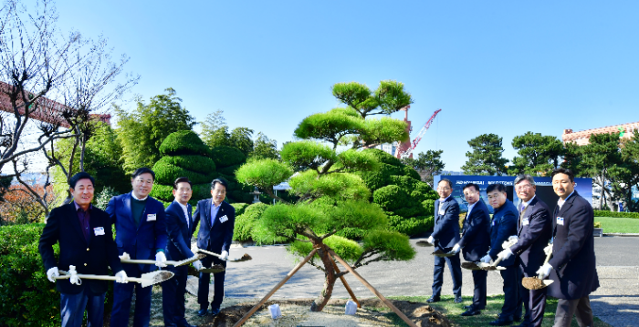 정기선 HD현대 회장(오른쪽 첫번째)이 19일 울산 HD현대중공업 영빈관에서 5000척 인도 기념 식수를 하고 있다. /사진제공=HD현대