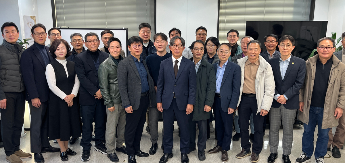 ▲18일 오후 3시 한국인터넷신문협회에서 열린 ‘AI 플랫폼이 만드는 새로운 시장 지도’ 세미나의 참석자들이 단체사진을 촬영하고 있다. (사진제공=한국인터넷신문협회)