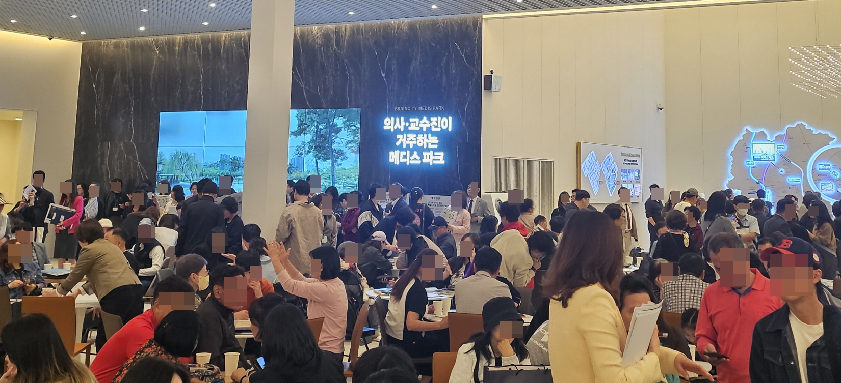 '브레인시티 메디스파크 대광로제비앙 모아엘가‘ 견본주택에 모여든 현장./사진제공=대광건영·모아건설산업 컨소