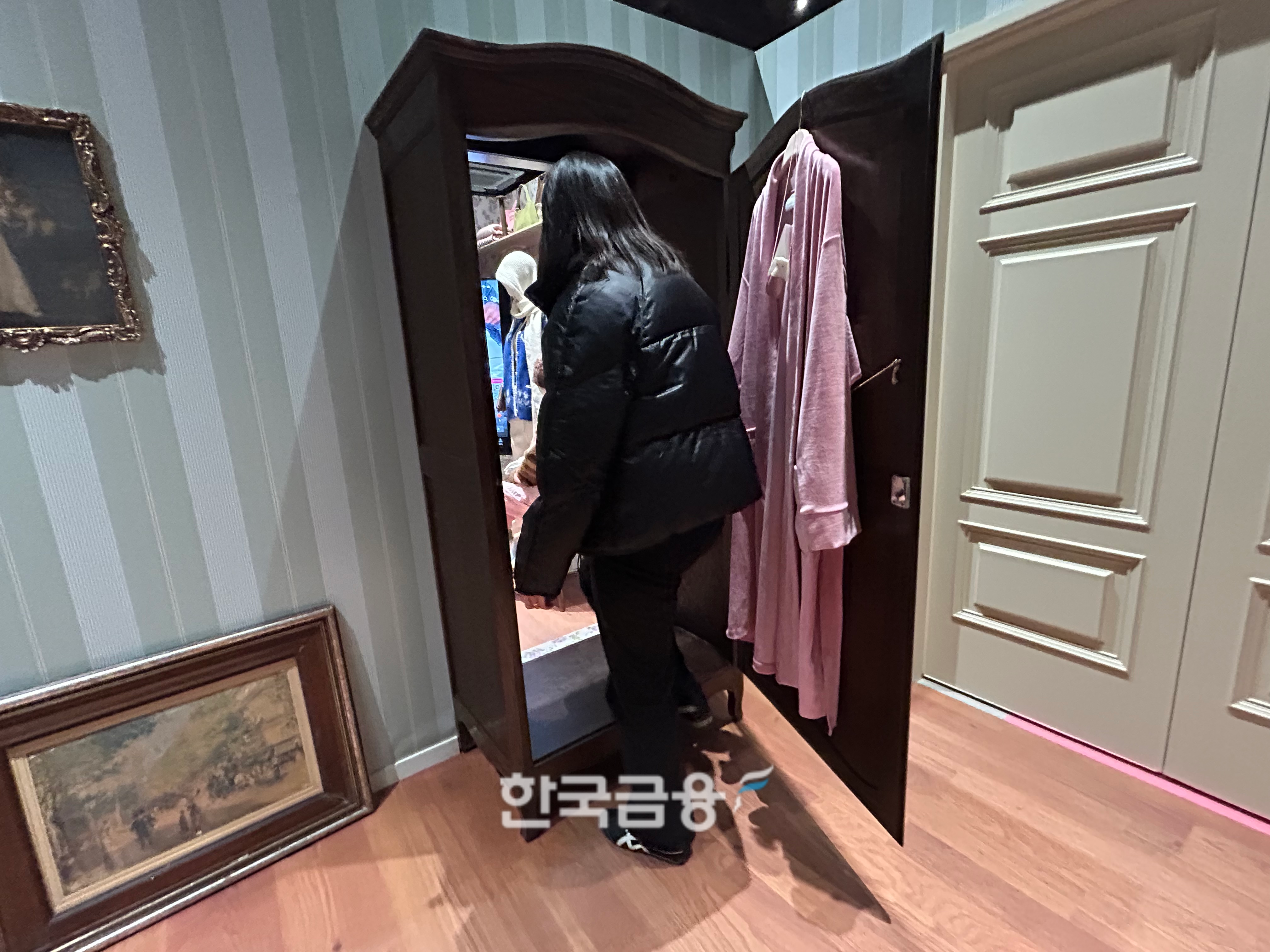 옷장 문을 통해 다른 공간으로 이동할 수 있다. /사진=박슬기 기자