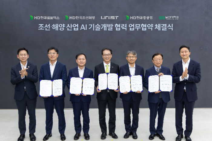 HD현대가 20일 판교 글로벌R&D센터에서 UNIST, 울산대학교와 ‘조선·해양 산업 AI 기술 개발 협력을 위한 업무 협약’을 체결했다. (오른쪽부터) 정기선 HD현대 회장, 오연천 울산대학교 총장, 금석호 HD현대중공업 사장, 박종래 UNIST 총장, 김형관 HD한국조선해양 사장, 정영근 HD현대로보틱스 로봇사업부문장, 배경훈 부총리 겸 과학기술정보통신부 장관. /사진제공=HD현대