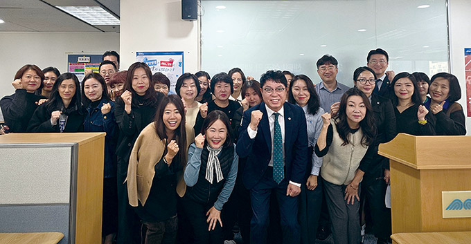 ▲ 동양생명 센텀지점 FC들이 기념촬영을 하고 있다. 사진제공 = 동양생명