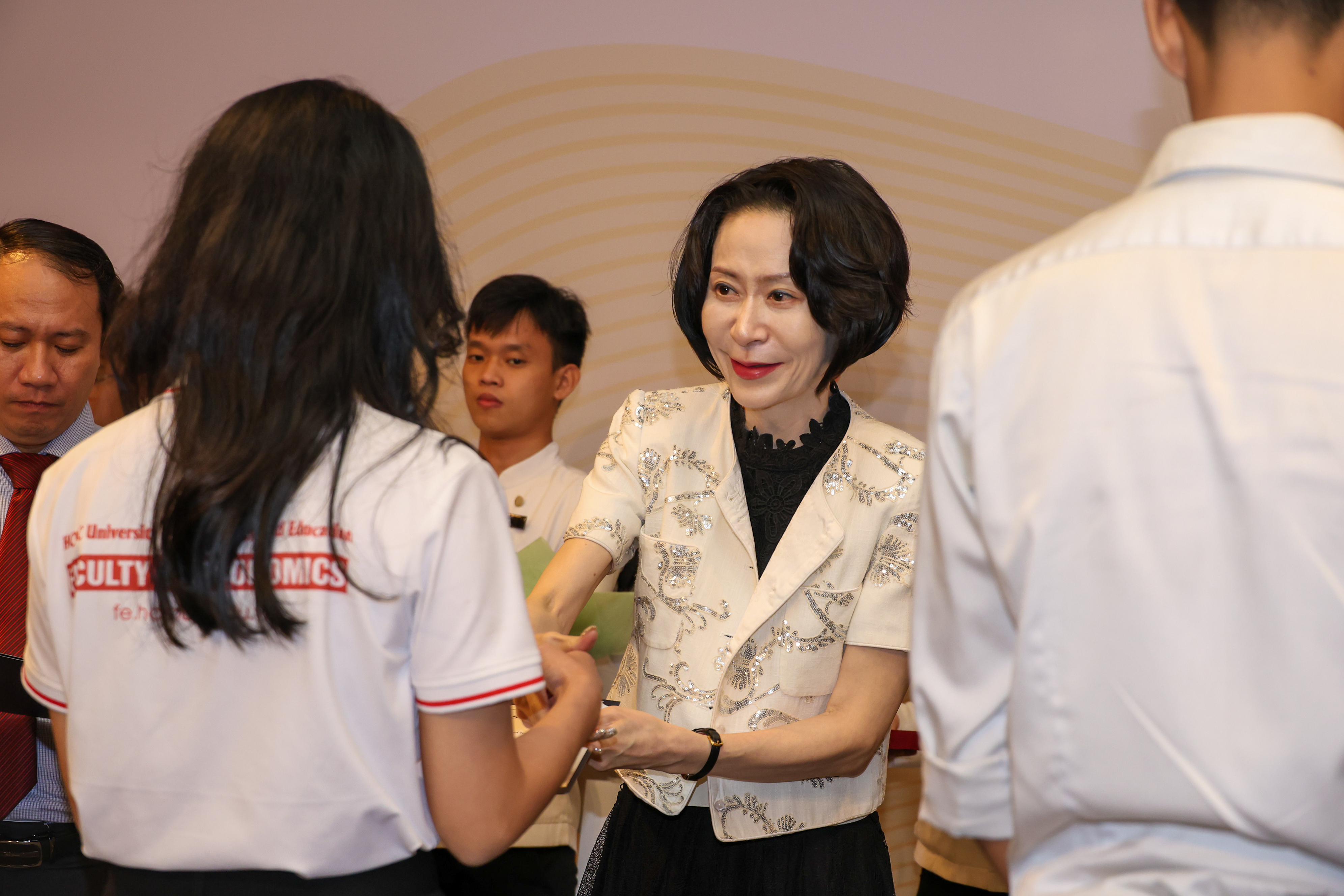 신격호 롯데 글로벌 장학금 수여식. 장혜선 이사장이 장학생과 인사하는 모습. /사진제공=롯데장학재단