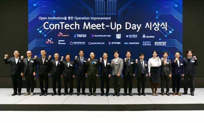 SK에코플랜트가 21일 서울 광진구 그랜드워커힐 호텔에서 ‘2025 콘테크 미트업 데이(ConTech Meet-Up Day)’ 시상식을 개최했다.사진은 시상식에서 김영식 SK에코플랜트 사장(오른쪽에서 8번째)과 수상기업 대표, 공동주최 기관 관계자 등이 기념촬영을 하고 있는 모습./자료제공=SK에코플랜트