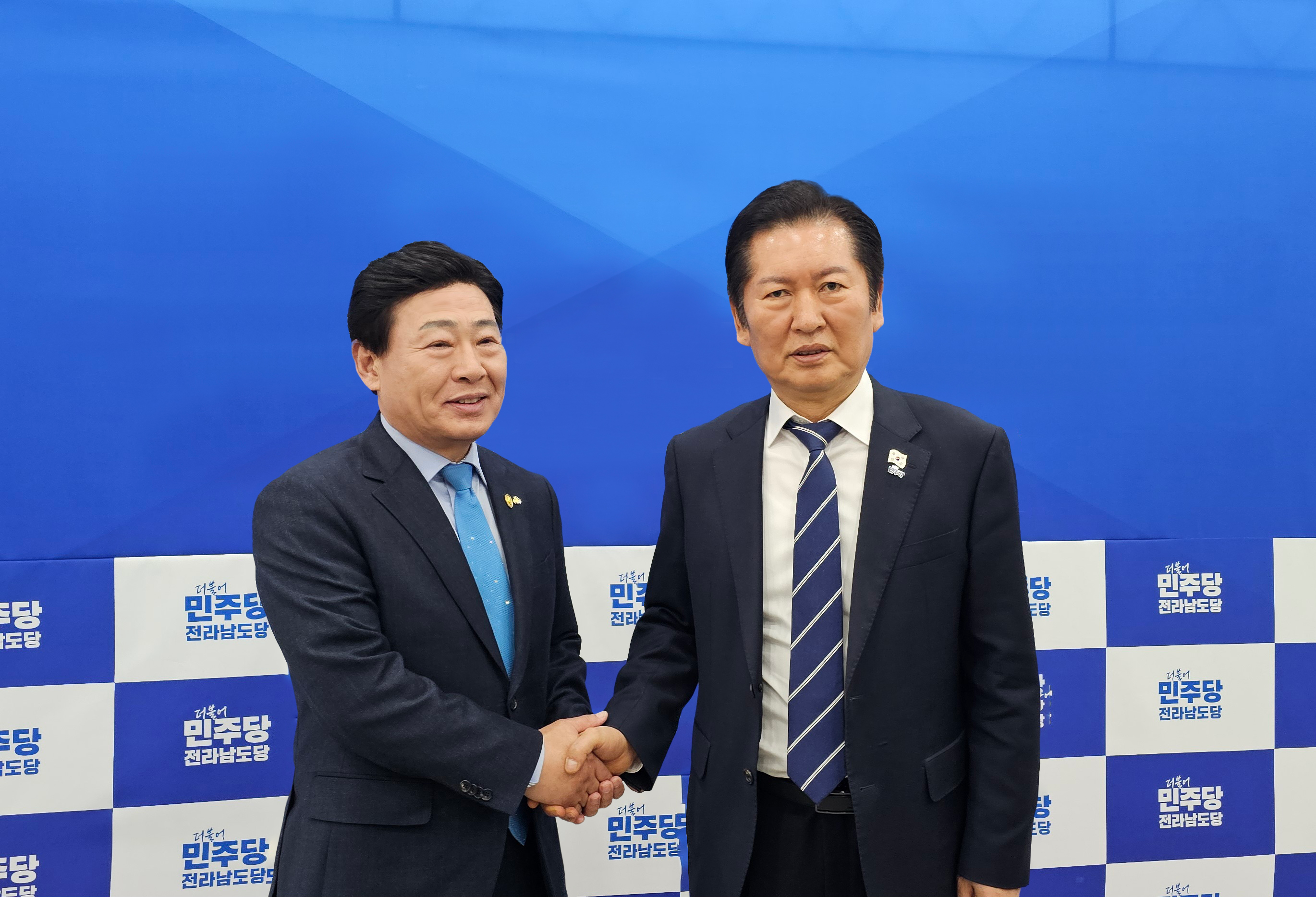 유재춘 서울축산금고 이사장(왼쪽)과 정청래 더불어민주당 대표(오른쪽)이 기념 촬영을 하고 있다.(2025.11.22.)