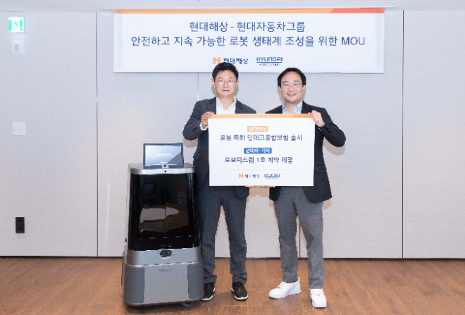 24일(월) 서울시 종로구 현대해상 본사에서 열린 ‘로보틱스 기반 보험 및 금융 서비스 고도화를 위한 업무협약(MOU)’에서 참석자들이 기념사진을 촬영하는 모습. (왼쪽부터) 현대해상 기업보험부문장 윤의영 전무, 현대차·기아 로보틱스랩 현동진 상무. / 사진=현대차