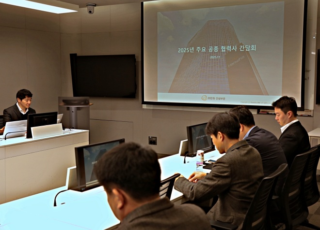 한화 건설부문 외주상생혁신팀 박상효 과장(사진 왼쪽)이 공종별 협력사 간담회를 진행하고 있다./자료제공=한화 건설부문