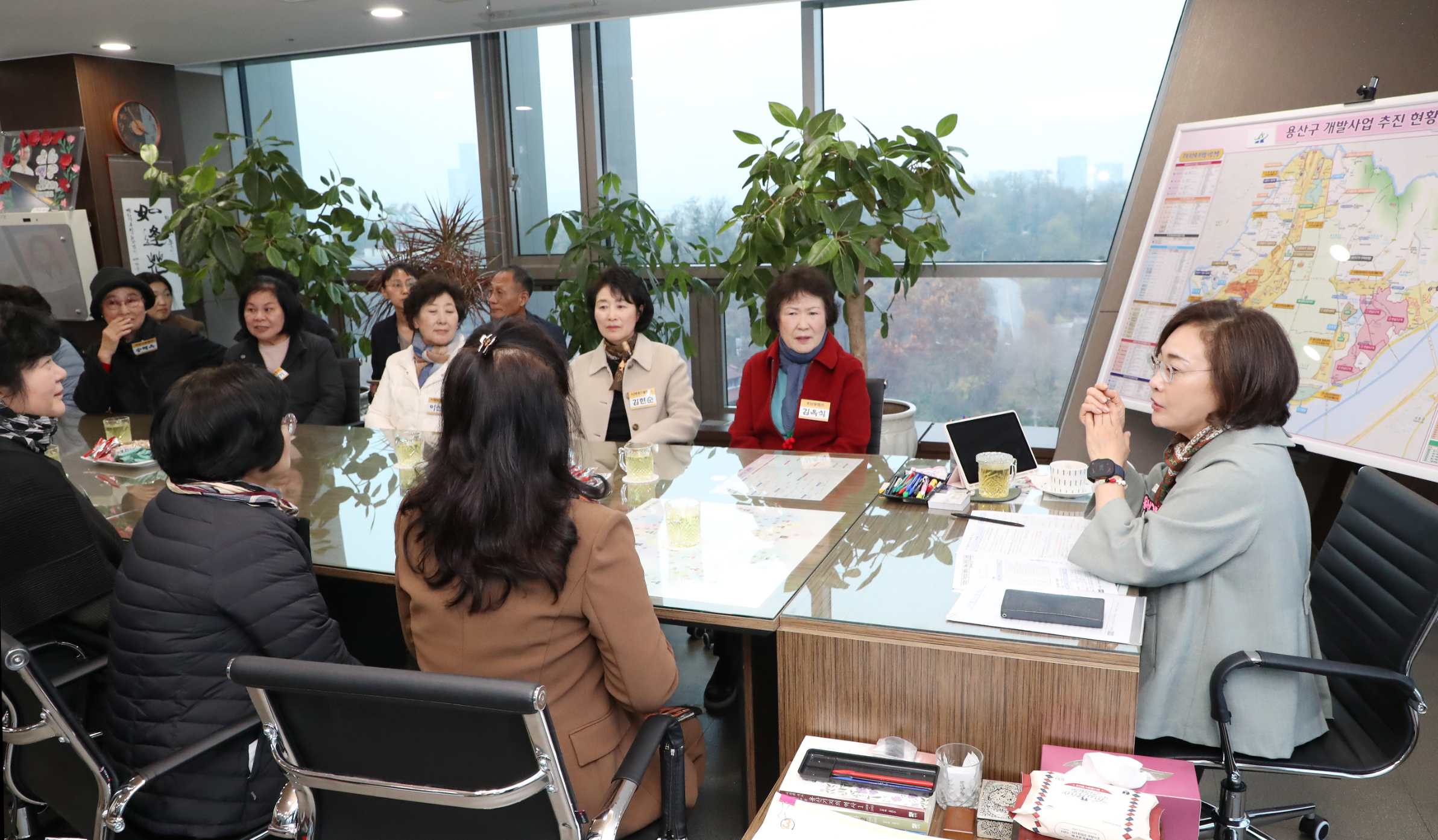 박희영 용산구청장이 동별 자원봉사캠프장들과 차담회를 갖고 지역의 자원봉사 활성화 방안을 논의하고 있다./사진제공=용산구