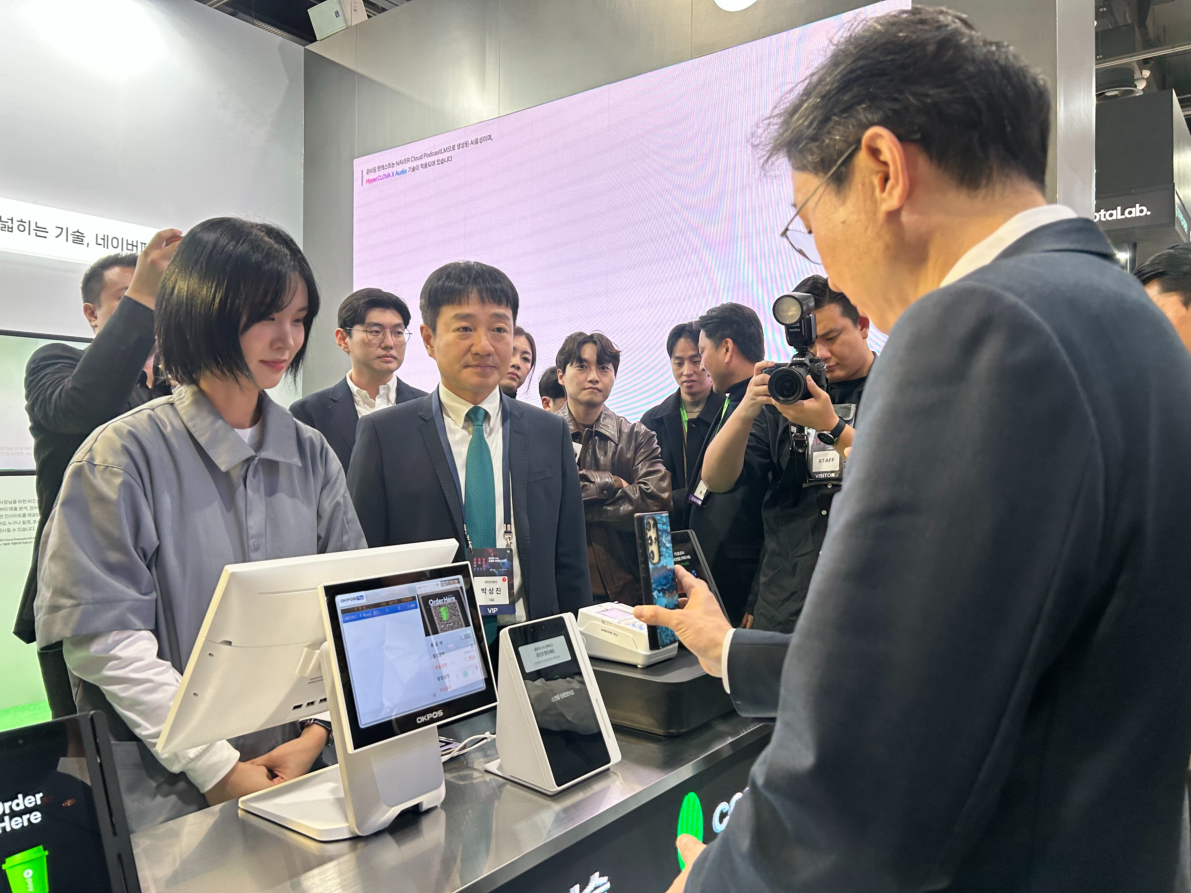 26일 양재 aT센터에서 열린 '코리아 핀테크 위크 2025'에서 이억원 금융위원장이 '네이버페이 커넥트' 단말기 결제를 체험하고 있다. / 사진=김하랑 기자