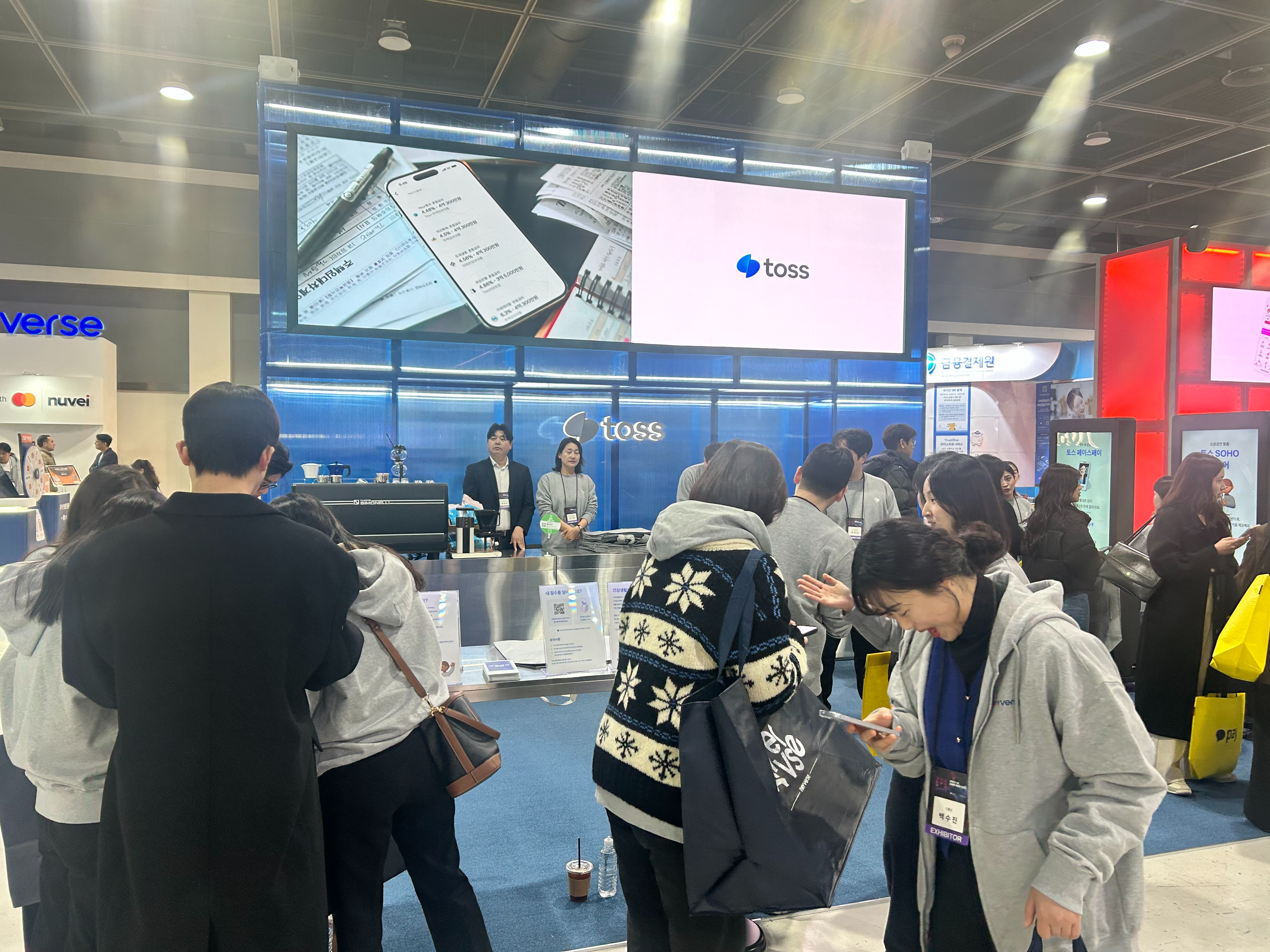 26일 양재 aT센터에서 열린 '코리아 핀테크 위크 2025'에서 토스 부스에 관람객들이 북적이고 있다. / 사진=김하랑 기자