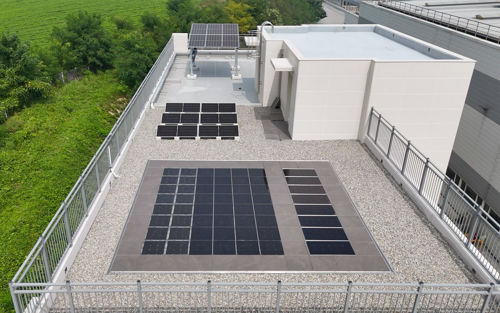 All in One 옥상 바닥시스템을 적용한 태양광모듈(아래)과 철골 구조물에 설치된 기존의 일반 태양광패널(위)./사진제공=GS건설