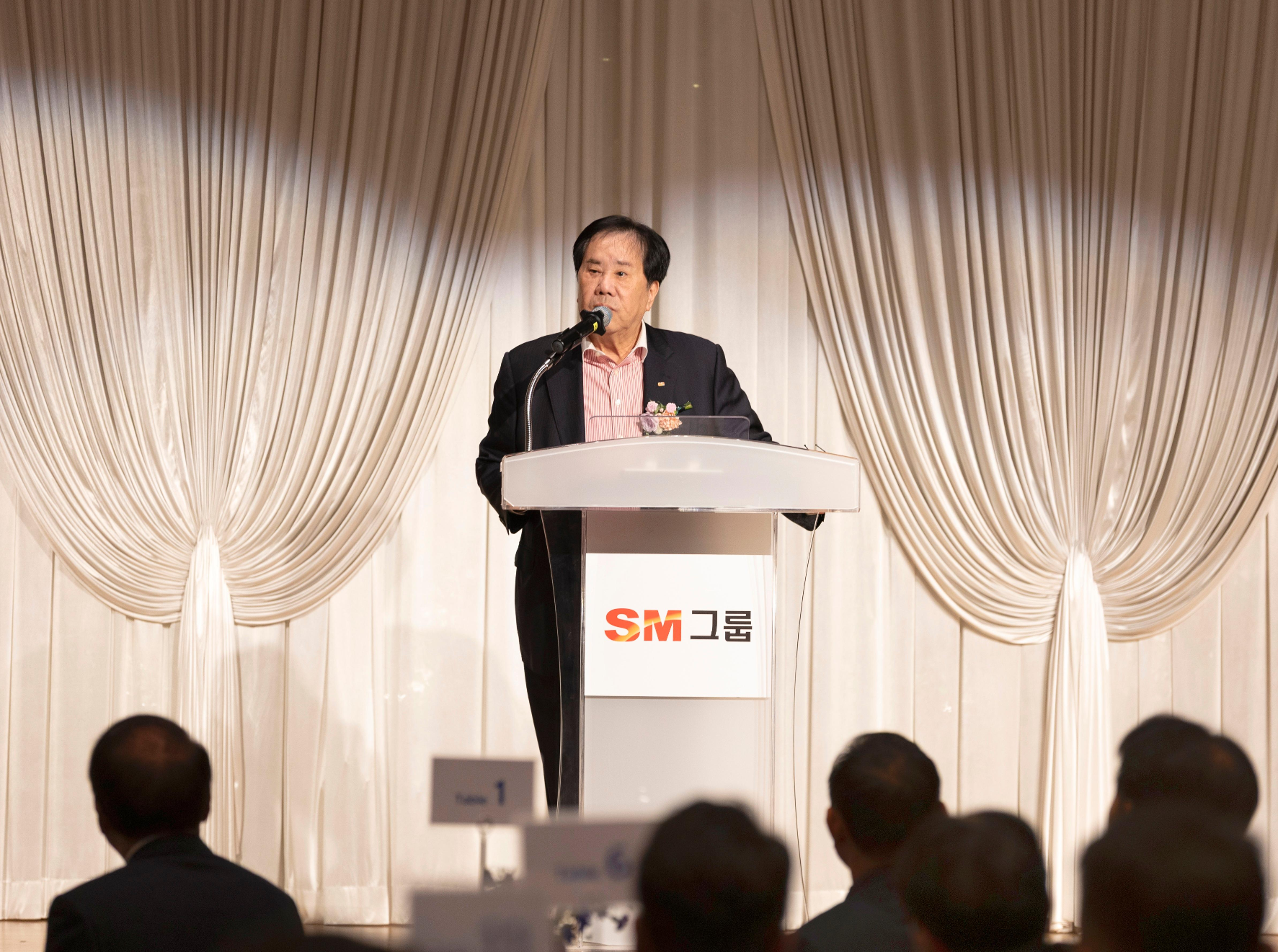 우오현 SM그룹 회장이 지난 26일 서울 마포구 중소기업DMC타워에서 열린 ‘2025 건설부문 협력사 초청 정기간담회’에서 축사를 하고 있다./사진제공=SM그룹