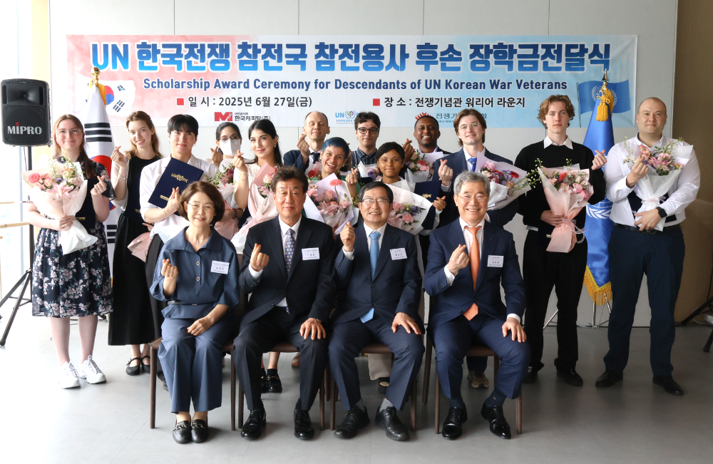 정상철 한국캐피탈 대표(앞줄 왼쪽에서 네번째)가 ‘UN 한국전쟁 참전국 참전용사 후손 장학금 전달식’에서 장학금 전달 후 기념촬영을 하고 있다.(2025.06.27.)./사진제공=한국캐피탈