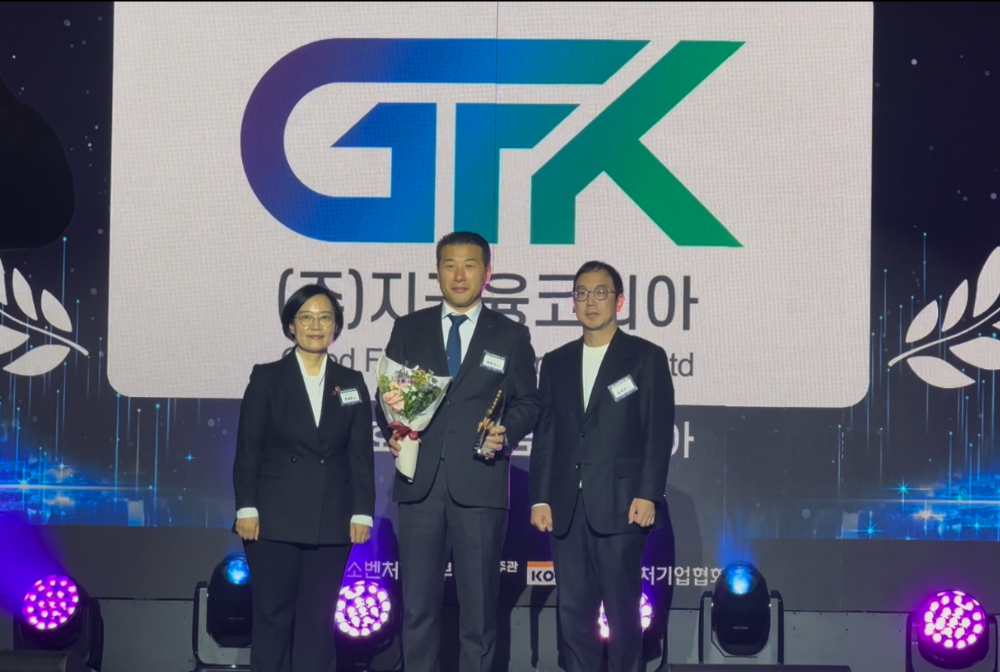 한성숙 중소벤처기업부 장관(좌측) 지금융코리아 박은석 회장(가운데)이 벤처천억기업 시상 및 기념촬영을 하고 있다.(2025.11.28.)./사진제공=지금융코리아